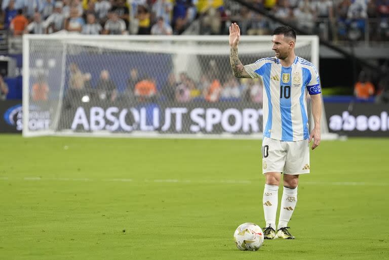 Lionel Messi en el campo de juego del Hard Rock Stadium.