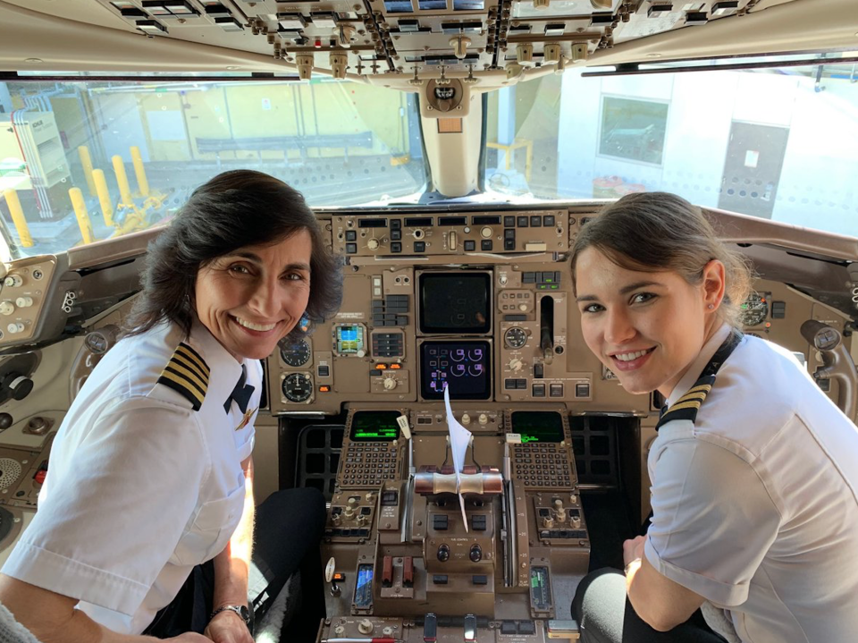 Wendy Rexon (izquierda) y su hija, Kelly Rexon, al aterrizar tras un vuelo de Delta. (John R. Watret/Twitter)