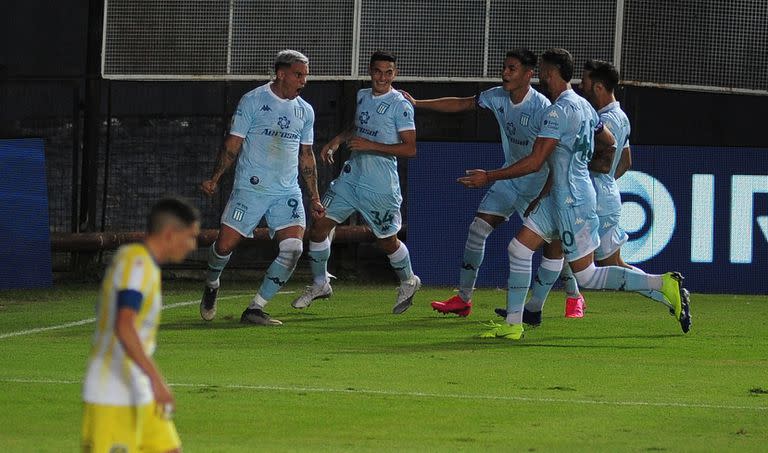 Copetti empieza el festejo de Racing; el delantero anotó el único gol de la noche en Avellaneda para el festejo del equipo de Pizzi