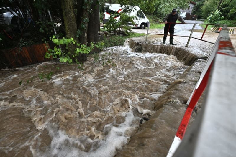 The water level of the Vltava River in Prague has risen sharply after extreme rainfall. Heavy persistent rainfall has led to flood warnings on many rivers and streams in the Czech Republic. Øíhová Michaela/CTK/dpa