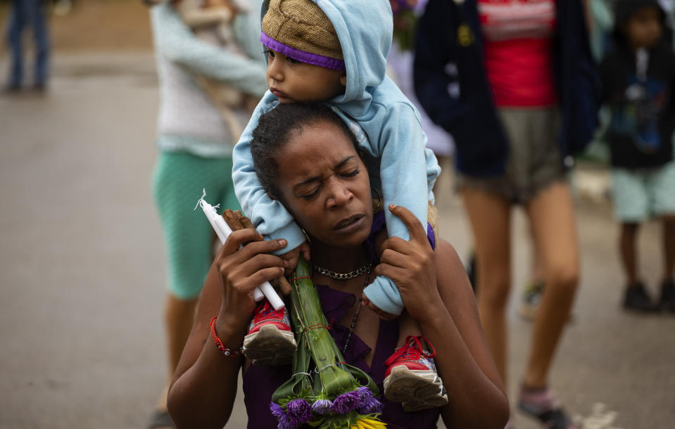 Una mujer realizando el peregrinaje al santuario de San Lázaro en El Rincón, Cuba, el 16 de diciembre de 2023.. ( Foto AP/Ismael Francisco)