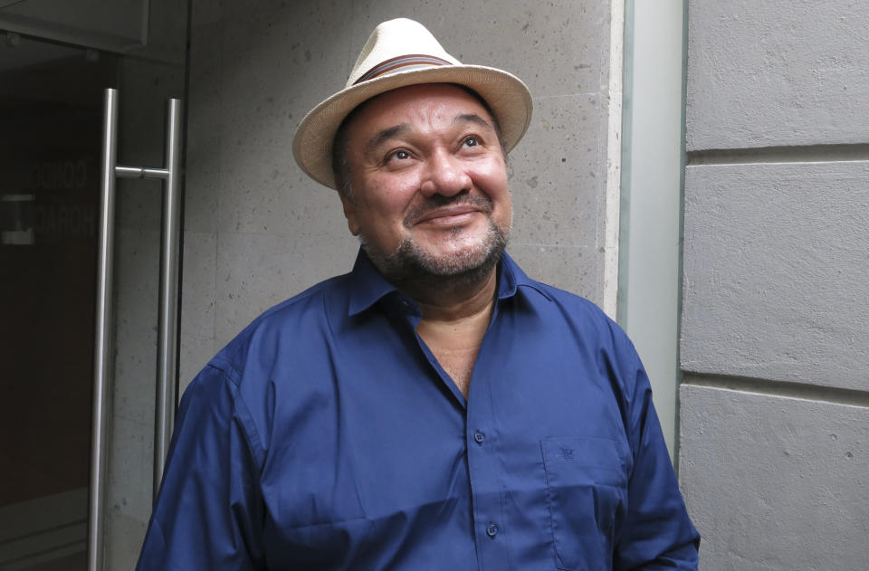 El tenor mexicano Ramón Vargas posa para un retrato en la Ciudad de México el miércoles 30 de agosto de 2023. Vargas celebrará 40 años de carrera con una gala de ópera el Palacio de Bellas Artes de la Ciudad de México el 10 de septiembre. (Foto AP/Berenice Bautista)