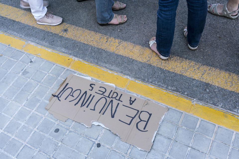 A sign welcoming the refugees rests on the ground. (Photo: José Colón for Yahoo News)