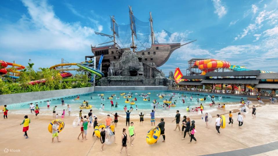 SplashMania Waterpark Ticket in Gamuda Cove Selangor. (Photo: Klook SG)