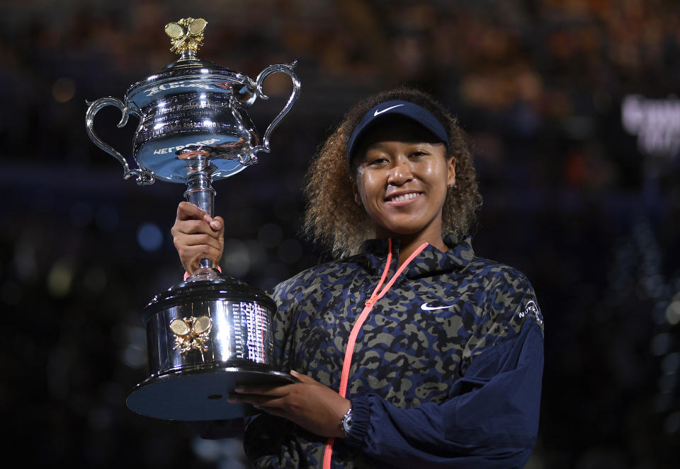 La tenista japonesa Naomi Osaka posa con el trofeo Daphne Akhurst Memorial Cup de campeona del Abierto de Australia tras derrotar a la estadounidense Jennifer Brady en la final, en Melbourne, Australia, el 20 de febrero de 2021. (AP Foto/Andy Brownbill)