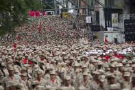 <p>Mitglieder des bolivarischen Militärs marschieren für jährlich stattfindende Feierlichkeiten im venezolanischen Caracas vor dem Präsidentschaftspalast. (Bild: AP Photo/Ariana Cubillos) </p>