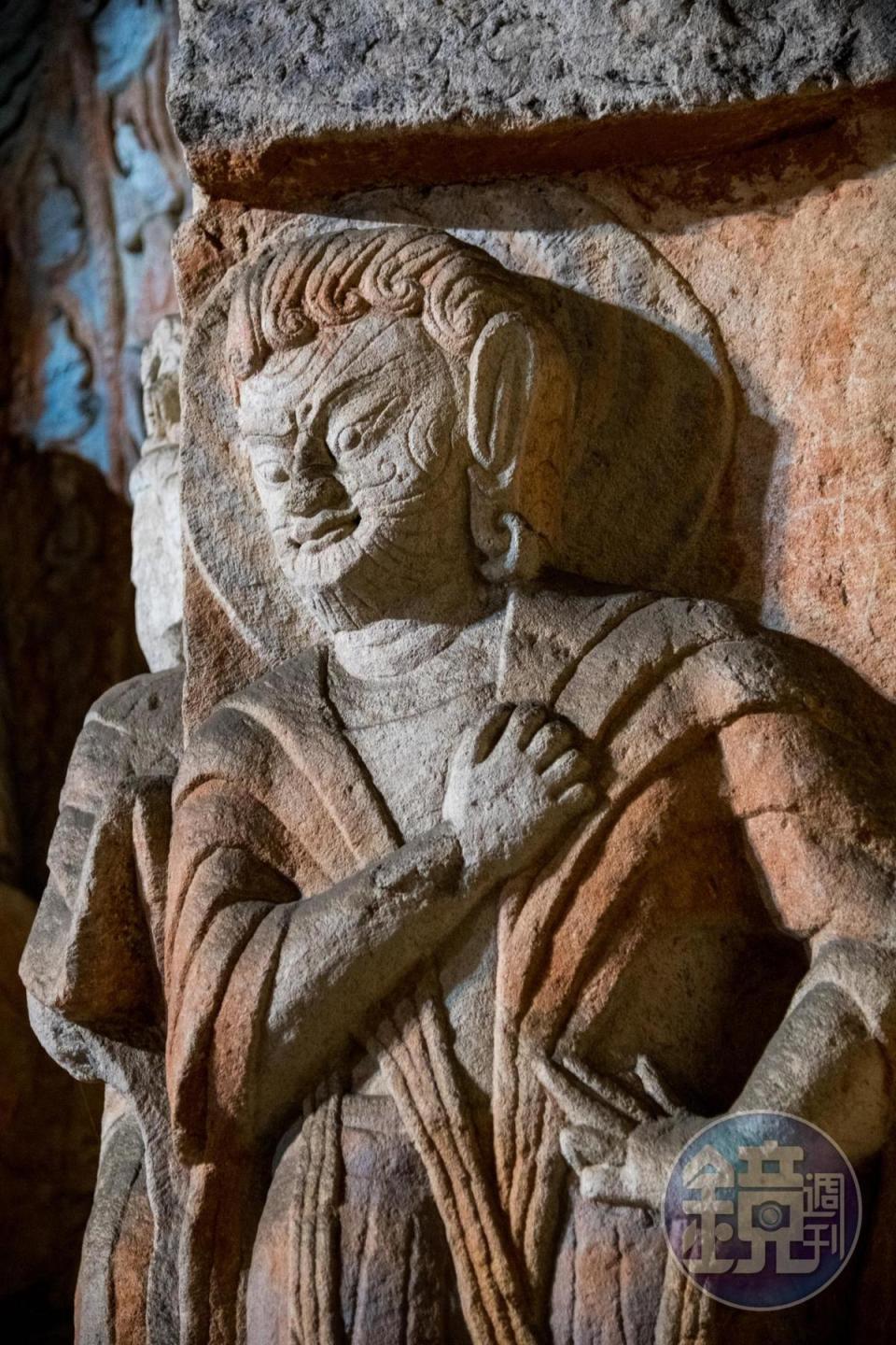 雲岡石窟出現外國人面貌的雕像。