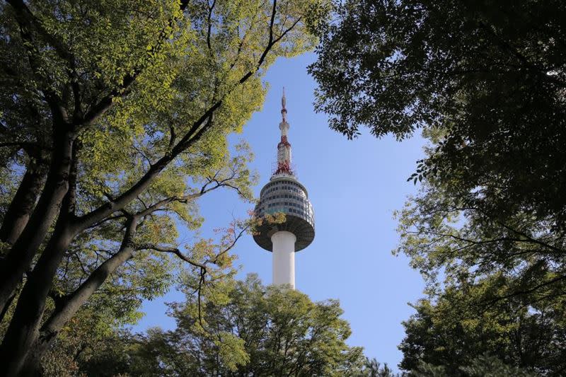 早鳥優惠沖繩五日來回機票贈送第一晚住宿，每人售價10,999元起；首爾四日來回機票，每人8,500元起。（圖／KKday提供）