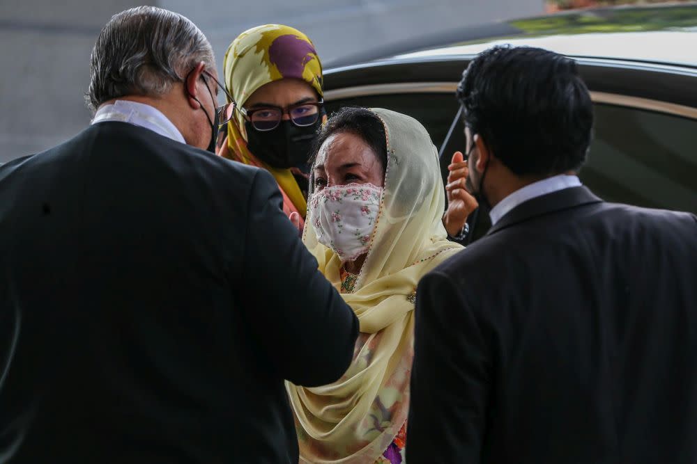 Datin Seri Rosmah Mansor speaks to her lawyers at the Kuala Lumpur High Court December 23, 2021. — Picture by Hari Anggara