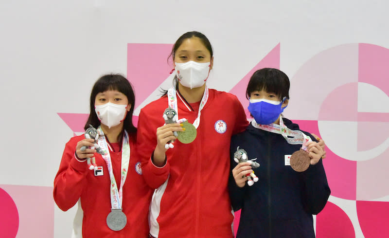 張可盈（左）銀牌、陳睿琳（中）金牌（圖：<span>香港殘疾人奧委會暨傷殘人士體育協會）</span>