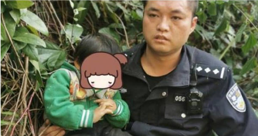 經過3小時的搜尋後，警方終於在懸崖旁的樹枝上找到了小女孩。（圖／翻攝微博）