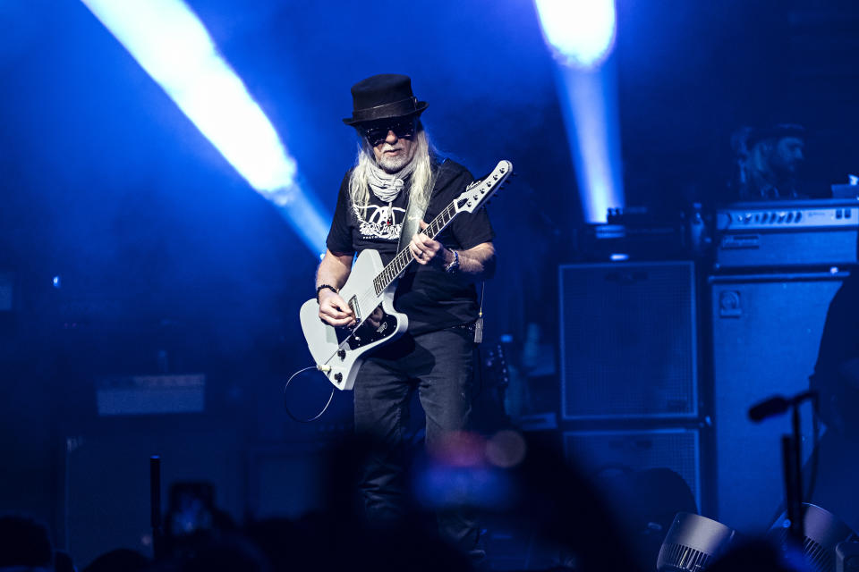 Brad Whitford de Aerosmith durante uno de sus conciertos de la gira "Peace Out: The Farewell Tour" el sábado 2 de septiembre de 2023, en Wells Fargo Center en Filadelfia. (Foto Amy Harris/Invision/AP)