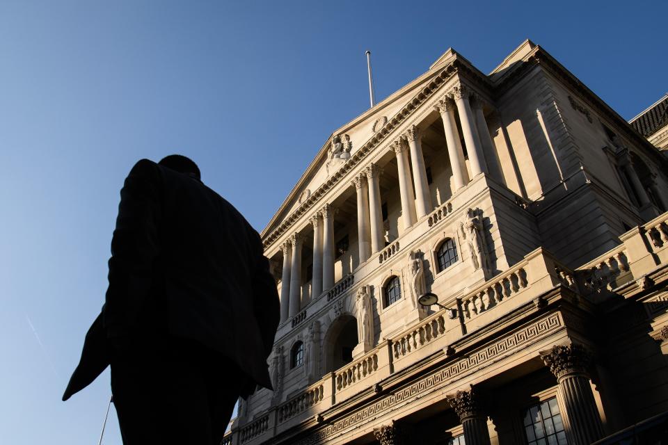 City workers walk past the Bank of England, in the financial district, also known as the Square Mile, on 24 January, 2017 in London, England (Getty Images)