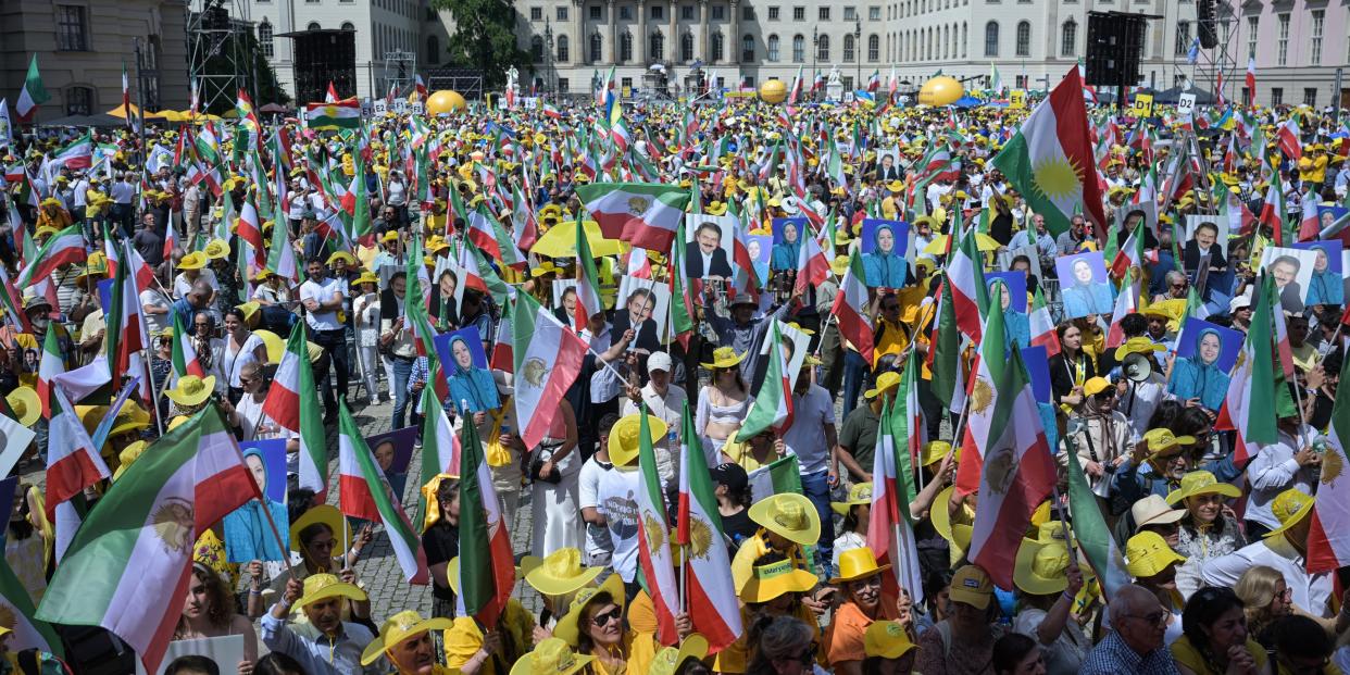 Teilnehmer der Kundgebung schwenken iranische Flaggen. Anlässlich der Präsidentenwahl im Iran hat der Nationale Widerstandsrat Iran (NWRI) zu einer Kundgebung in Berlin aufgerufen.<span class="copyright">dpa</span>