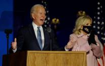 El candidato presidencial demócrata de Estados Unidos y exvicepresidente, Joe Biden, llega con su esposa Jill para reaccionar a los primeros resultados de las elecciones presidenciales estadounidenses de 2020 en Wilmington, Delaware, Estados Unidos