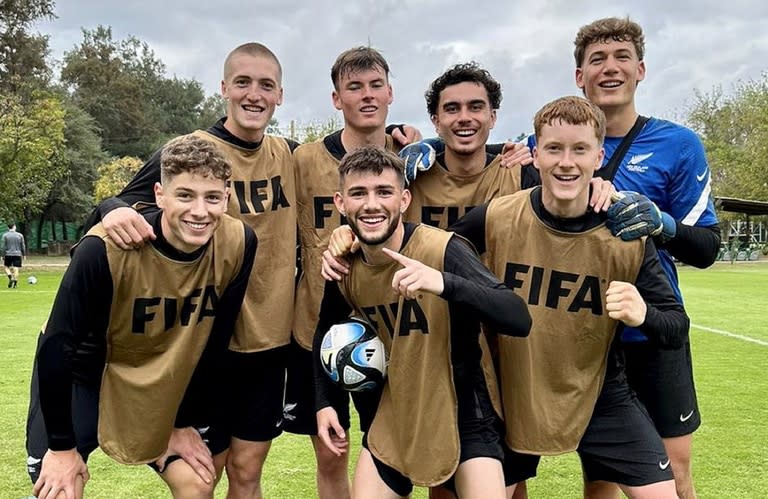 Con Herdman al frente, los jugadores de Nueva Zelanda se divierten en un entrenamiento en el predio Iosep de Santiago del Estero, durante el Mundial Sub 20