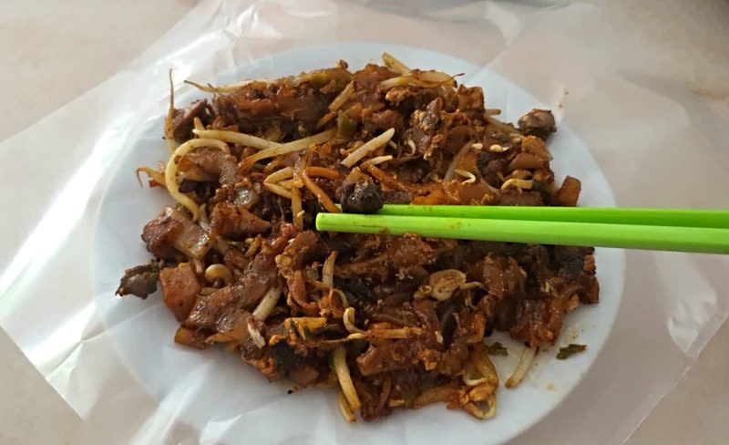 Melawis Fried Kuey Teow - cockles 