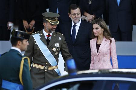 Spain's Crown Prince Felipe (2nd L), Spain's Prime Minister Mariano Rajoy and Spain's Princess Letizia (R) leave after a military parade marking Spain's National Day in Madrid October 12, 2013. REUTERS/Juan Medina