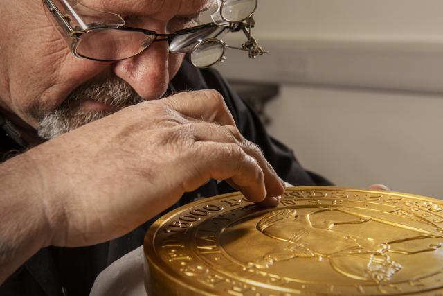 The Royal Mint unveil 'largest ever' 15kg gold coin for Queen's Platinum  Jubilee