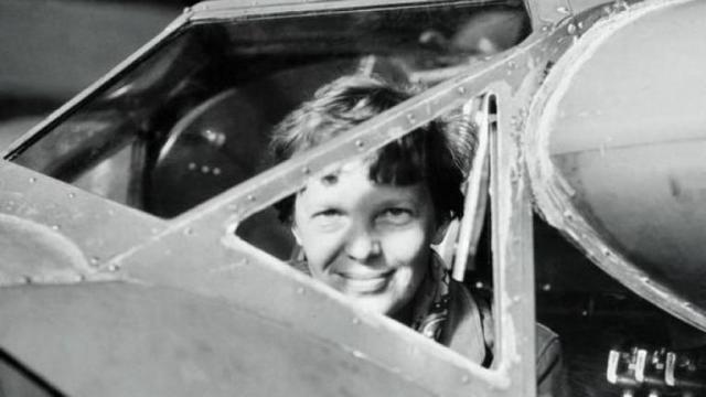 Amelia Earhart en el lugar que m&#xe1;s amaba: la cabina de vuelo 