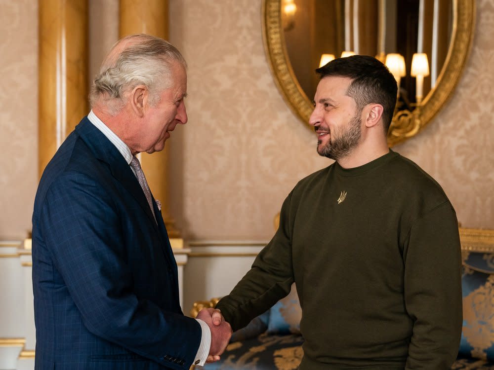 König Charles III. begrüßt den ukrainischen Präsidenten Wolodymyr Selenskyj im Buckingham Palast. (Bild: Aaron Chown - Pool/Getty Images)