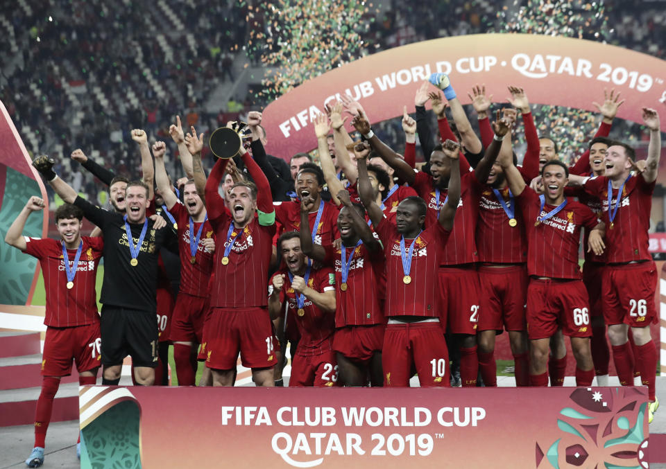 Los jugadores del Liverpool celebran tras ganar la final del Mundial de Clubes contra Flamengo, en Doha, Qatar, el sábado 21 de diciembre de 2019. (AP Foto/Hassan Ammar)