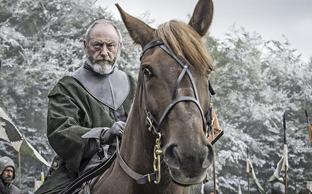 Do alto de seu cavalo, Ser Davos (Liam Cunningham) parece preocupado.