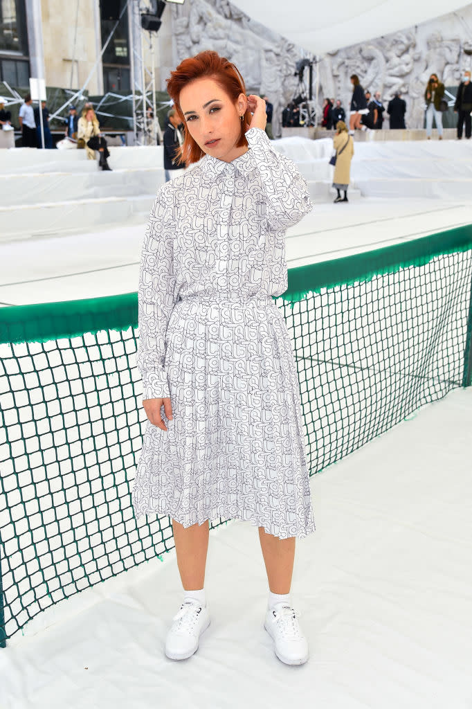 <p>Tennis blanches aux pieds et photographiée devant un filet, l’auteure-compositrice-interprète française ne s’apprête pourtant pas à disputer un match mais à découvrir la collection PE 2022 de la marque Lacoste. ©Getty Images</p> 