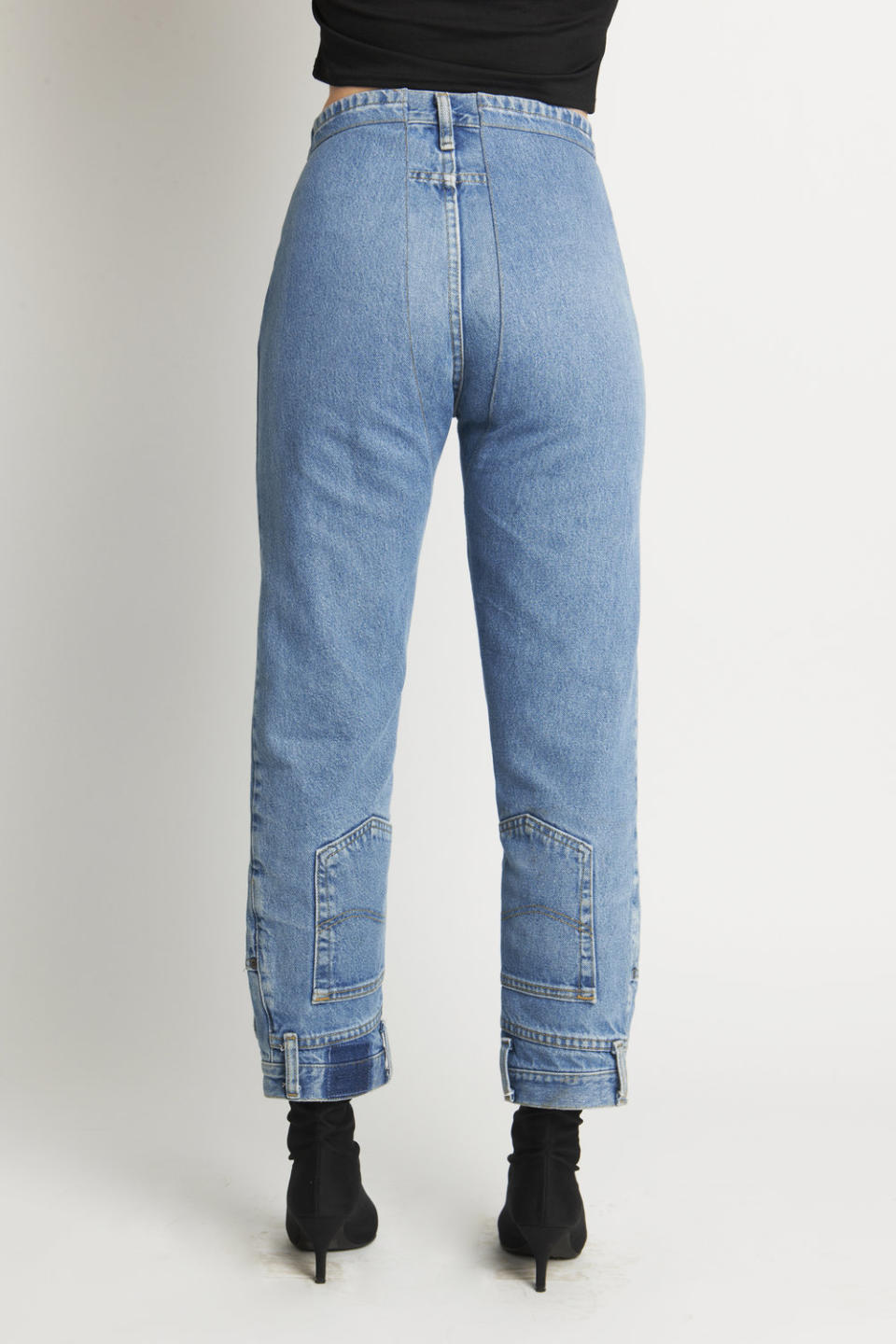 <p>Man möchte meinen, dass den Modeherstellern irgendwann die Ideen ausgehen, Jeans zu verunstalten, doch weit gefehlt: Das New Yorker Label CIE hat den Denim-Klassiker nun einfach auf den Kopf gestellt. Das Designer-Teil hat Applikationen einer normalen Jeans, doch sind die Gürtelschlaufen, Taschen und Nahten eben nicht da, wo man sie gerne hat. (Bild: CIE) </p>