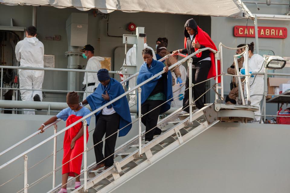 Überlebende des Unglücks verlassen das spanische Schiff Cantabria (Bild: Getty Images)