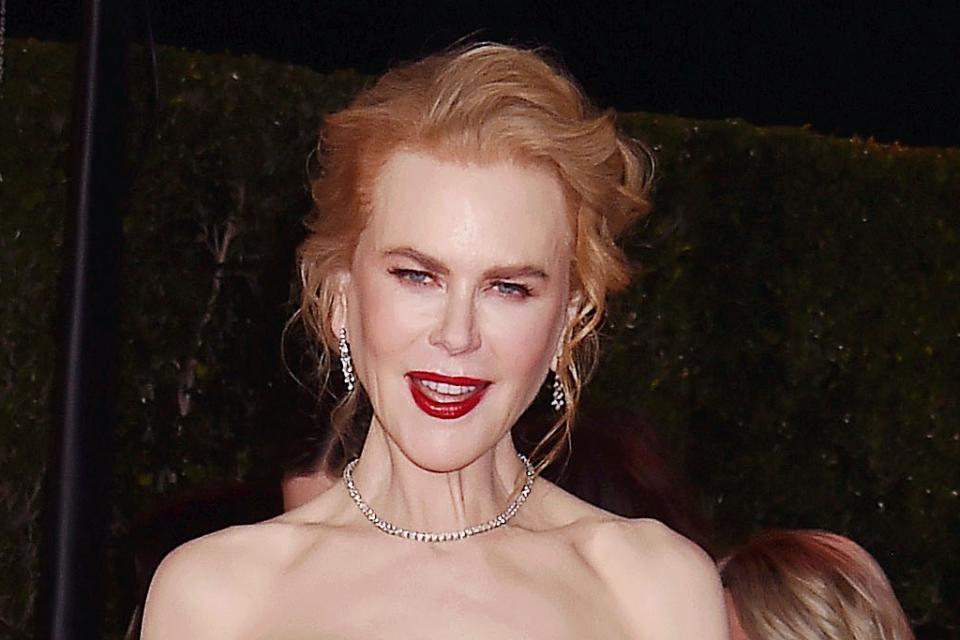 Nicole Kidman, gown, purple gown, strapless gown, gray gown, sandals