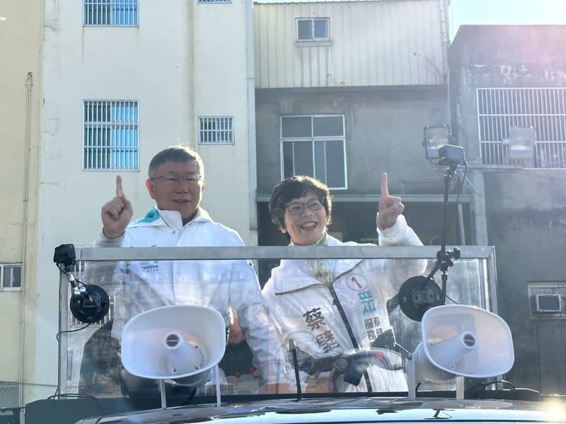 柯文哲（左）陪同黨籍立委候選人蔡壁如（右），6日在台中市大甲區進行車隊掃街。中央社