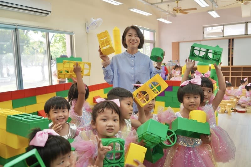 屏東南州國小公共化幼兒園啟用（2） 位於屏東縣南州鄉的南州國小新建公共化幼兒園13日 啟用，縣長周春米（中後）表示，未來將持續建置安 心教學環境，讓孩子快樂成長、充分學習，更有國際 競爭力。 （屏東縣政府提供） 中央社記者黃郁菁傳真  113年4月13日 