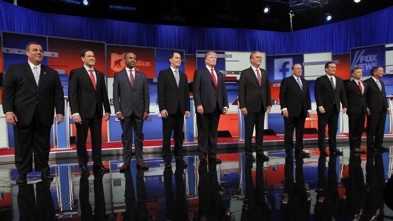 Republican 2016 presidential candidates (L-R) New Jersey Governor Chris Christie, U.S. Senator Marco Rubio, Dr. Ben Carson, Wisconsin Governor Scott Walker, businessman Donald Trump, former Florida Governor Jeb Bush, former Arkansas Governor Mike Huckabee, U.S. Senator Ted Cruz, U.S. Senator Rand Paul and Ohio Governor John Kasich pose at the start of the first official Republican presidential candidates debate of the 2016 U.S. presidential campaign in Cleveland, Ohio, August 6, 2015.  REUTERS/Aaron Josefczyk 