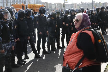 Policemen and servicemen of the Russian National Guard stand guard during a rally against pension reforms, which envisage raising the retirement age of Russian citizens, in St. Petersburg, Russia September 16, 2018. REUTERS/Anton Vaganov