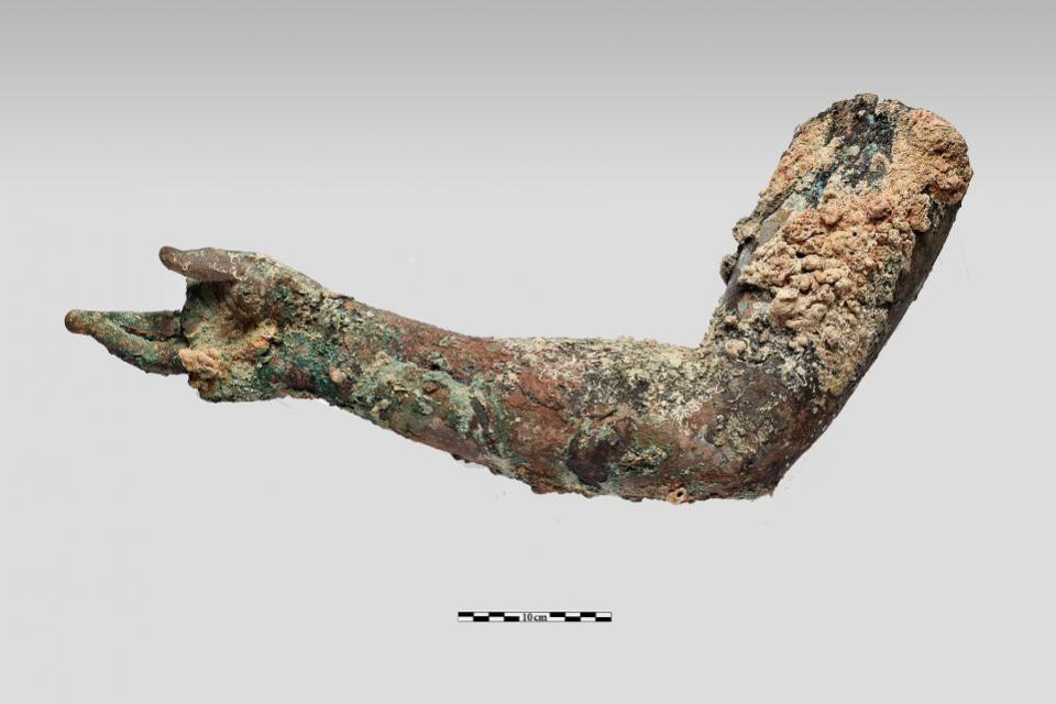 10_04_antikythera_bronze_arm