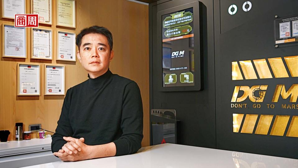永瑞實業董事長林修安身後的廢食用油回收機，逐漸成為台灣夜市不可或缺的一環。它能降低81%回收成本，讓攤販做生意更簡單。（攝影・程思迪）