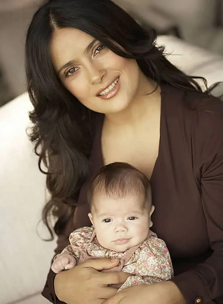 Salma Hayek posa con su hija de dos meses, Valentina Paloma