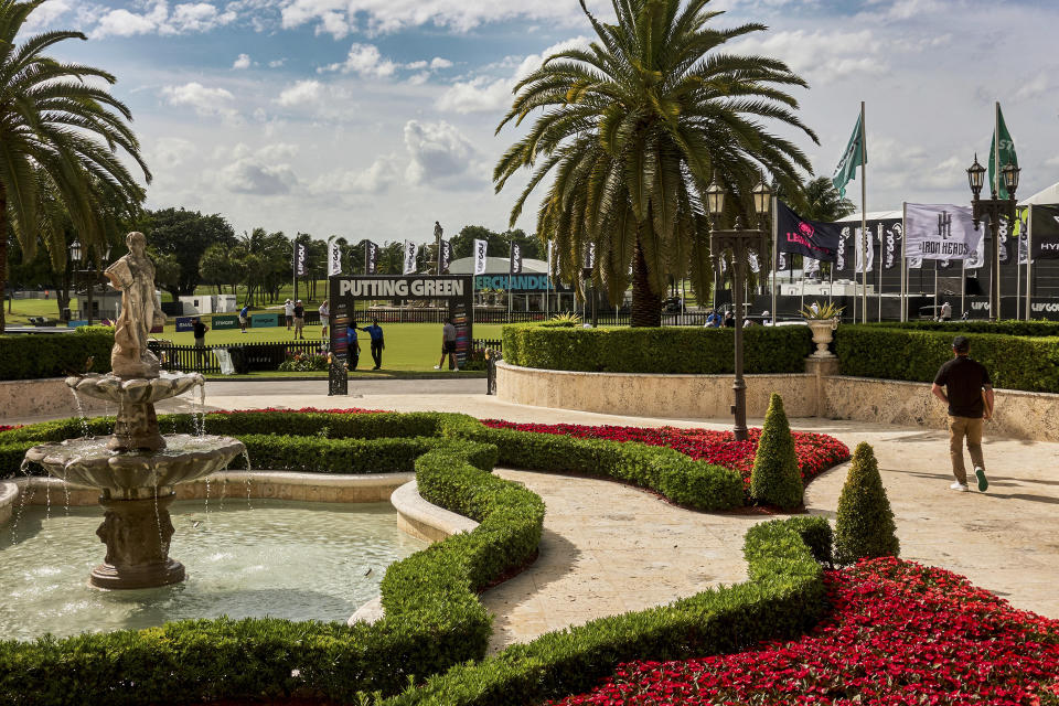 Jugadores practican en un ‘putting green’ antes del torneo LIV Golf en el Trump National Doral en Doral, Florida, el 3 de abril de 2024. (Scott McIntyre/The New York Times)