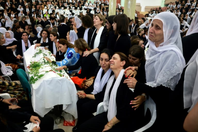 Mujeres drusas lloran junto a un ataúd durante el funeral en Majdal Shams, en los Altos del Golán, el 28 de julio de 2024 (Menahem Kahana)