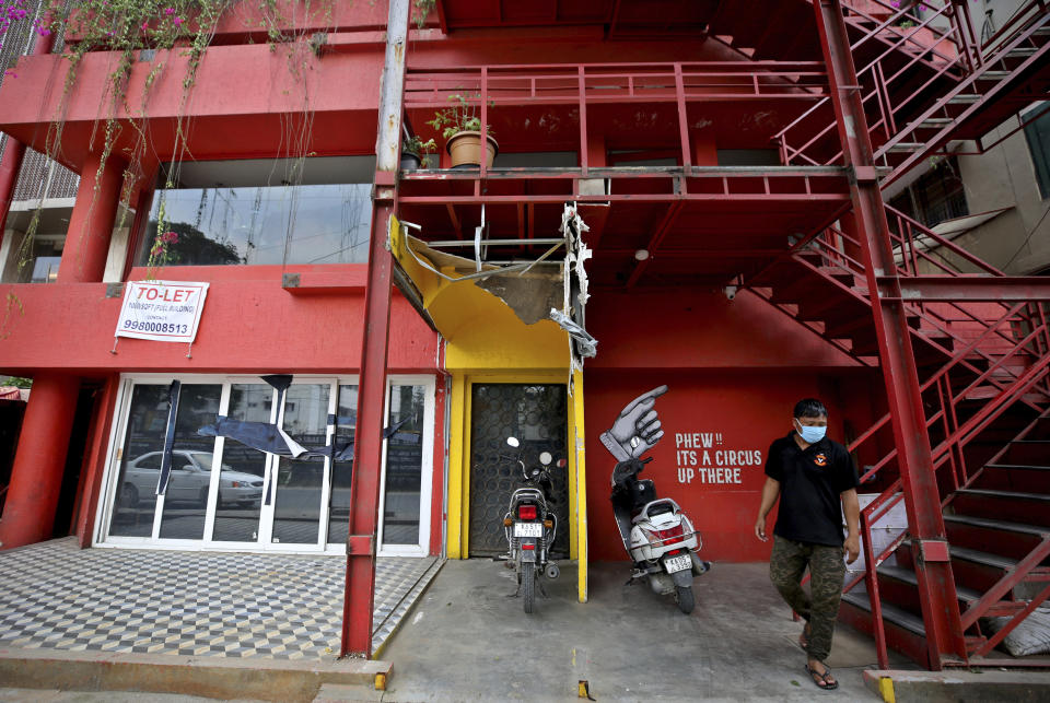 Esta zona tenía numerosos pubs a los que acudían los trabajadores tecnológicos, pero ahora ha quedado desierta y algunos de los locales se alquilan. (AP Photo/Aijaz Rahi)