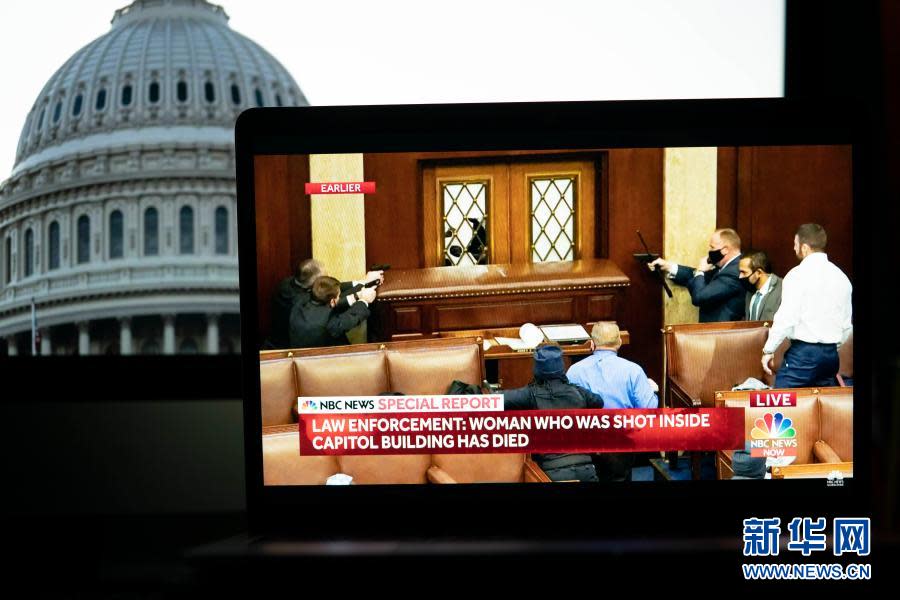 美國電視台直播暴徒攻入美國國會大廈，與安全人員持槍對峙實況。 圖 : 翻攝自新華網