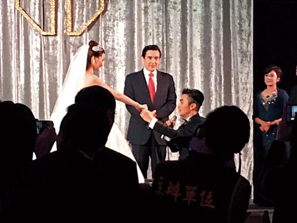 王又正與空姐老婆因採訪前總統馬英九（中）而認識，婚禮上特別在馬英九面前跟老婆補求婚。（王又正提供）
