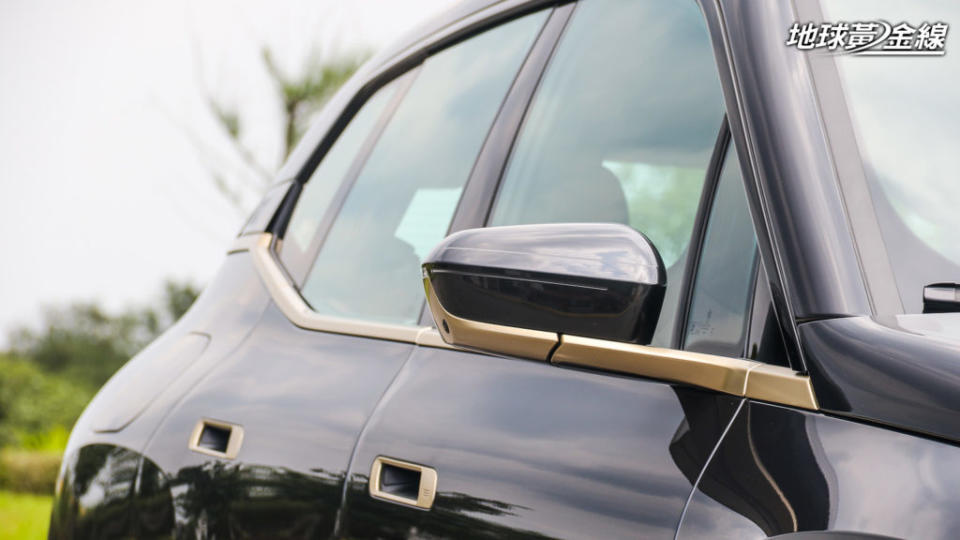 搭載銅色套件的iX於後視鏡底座、窗框下緣與車門把手都使用銅色點綴。(攝影/ 陳奕宏)