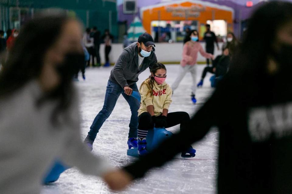 Visitantes patinan en el Kendall Ice Arena en 10355 Hammocks Blvd. en Kendall, el sábado 8 de mayo de 2021.