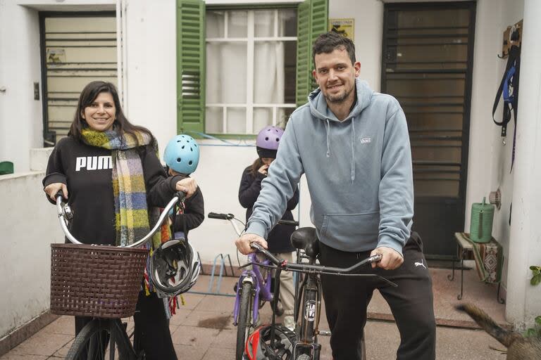 Para ahorrar gastos, la familia Baudou se traslada en bicicleta