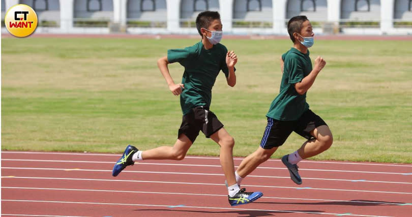 接種BNT疫苗後的2周內，應避免劇烈運動，同時也要多休息、多吃清淡蔬果，降低身體負擔。（圖／張文玠攝）