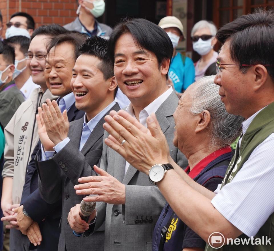 副總統賴清德中午在立委何志偉、台北市議員王世堅等人的陪同下，到大稻埕霞海城隍廟參香。   圖：張良一 / 攝