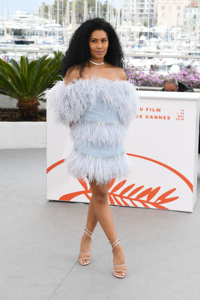 Lors du photocall de "Port Authority, l'actrice transgenre Leyna Bloom qui joue aussi dans le film a pris plaisir à poser devant les photographes dans cette robe charleston à plumes.