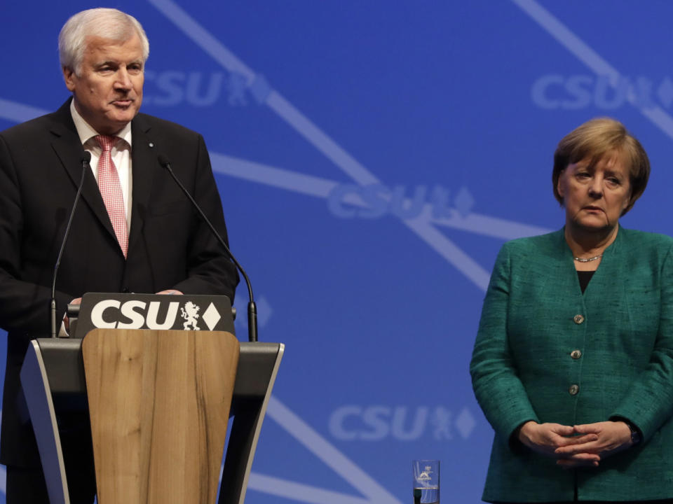 Werden Horst Seehofer (l.) und Angela Merkel (r.) eine Lösung im Asylstreit finden? (Bild-Copyright: Matthias Schrader/AP Photo)